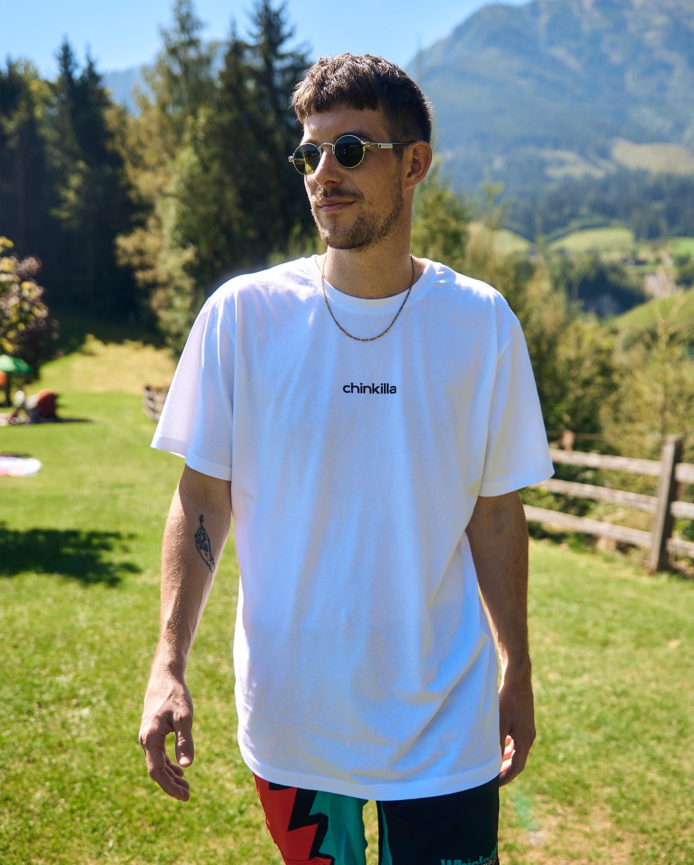 "chinkilla x meerkatsu" Unisex T-Shirt - White