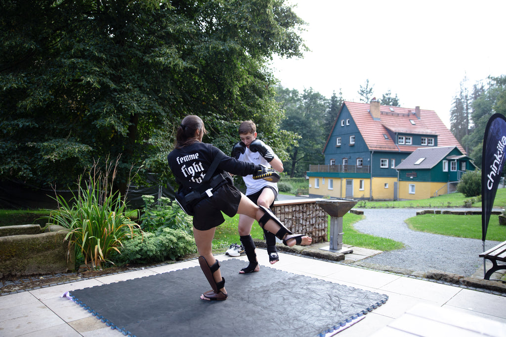 chinkilla Kickass Camp Kampfsport Frauen Sächsische Schweiz Kickboxen Muay Thai vegan Hohnstein Yoga Meditation Girl Power Empowerment Martial Arts